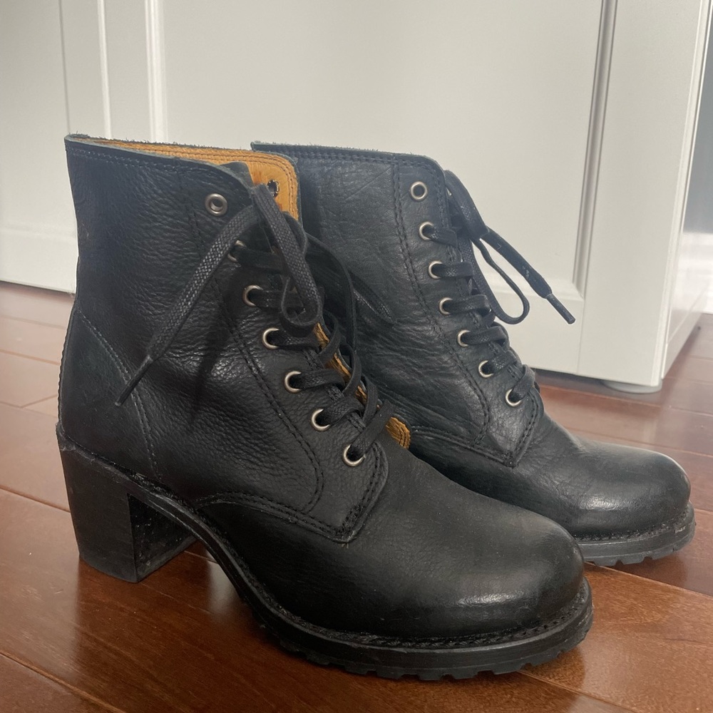 Frye Sabrina 6G lace up boot, size women’s 6